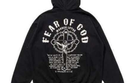 Essentials Graphic Hoodie – Bold Look with Premium Comfort